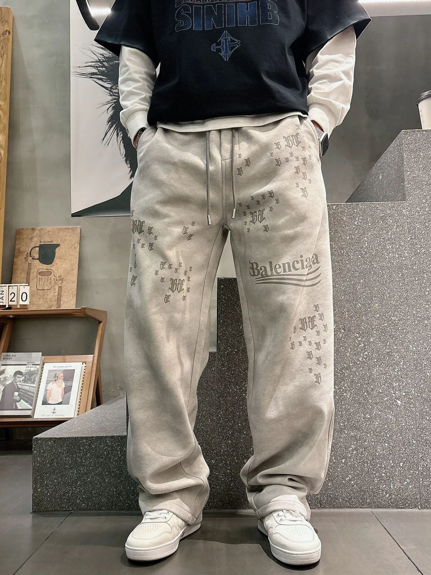 Balenciaga 🆕2026 Autumn and Winter New Arrival Casual Pants! The official website will be released simultaneously. Brand Classic LOGO casual pants, customized fabrics, excellent comfort and strong touch. Highly recognisable, perfect appearance and craftsmanship. Size:M-3XL